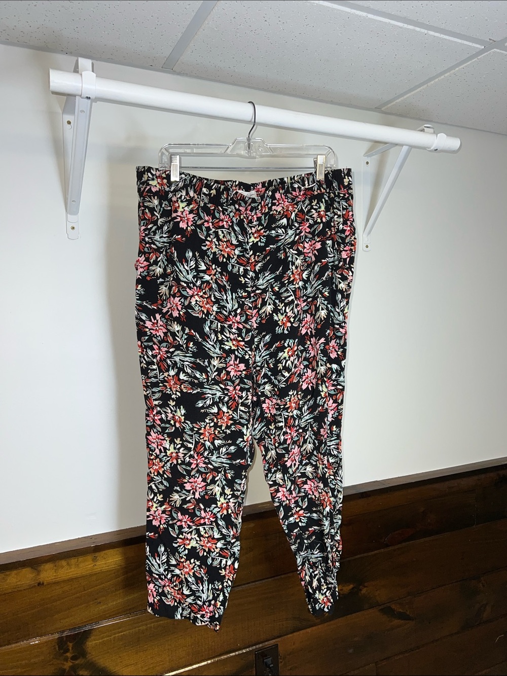 Jessica Simpson Black Floral Pull-On Pants with Coral & Mint Accents- L